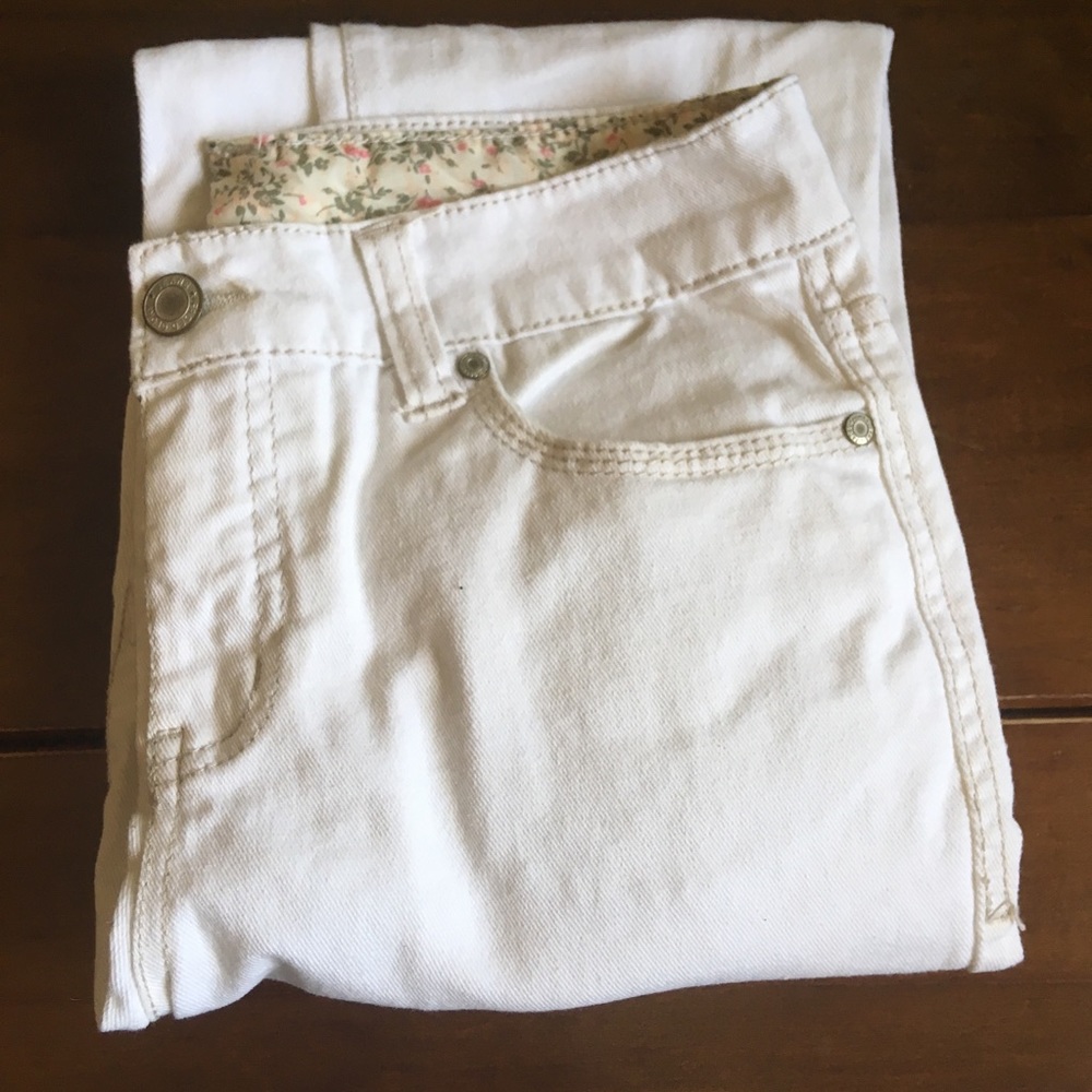 Women’s white denim capris